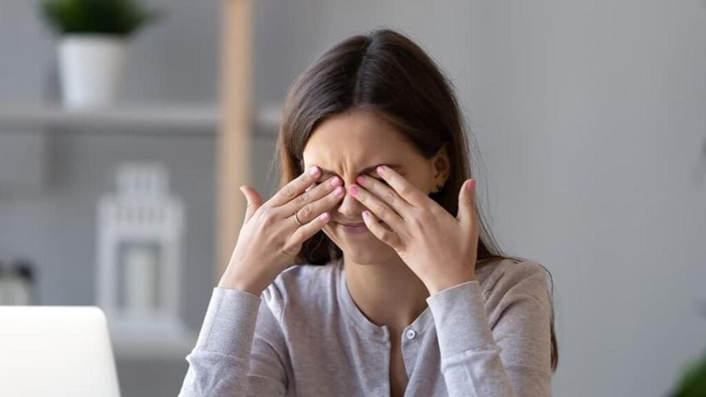 SERING TERPAPAR CAHAYA GADGET? HATI HATI TERKENA COMPUTER VISION SYNDROME!!